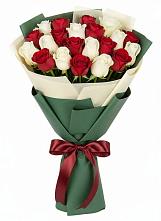 Букет Микс из красных и белых роз в Косяково