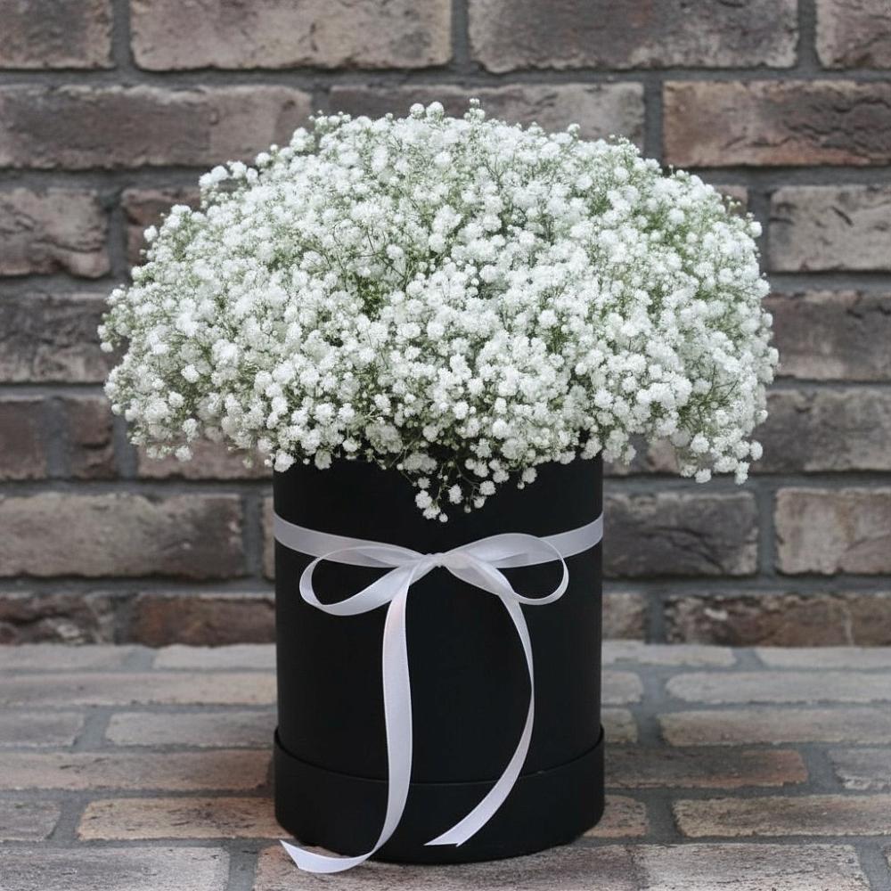 Цветочная композиция из Гипсофила в шляпной коробке в Косяково