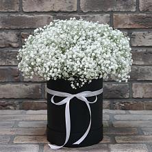 Цветочная композиция из Гипсофила в шляпной коробке в Косяково